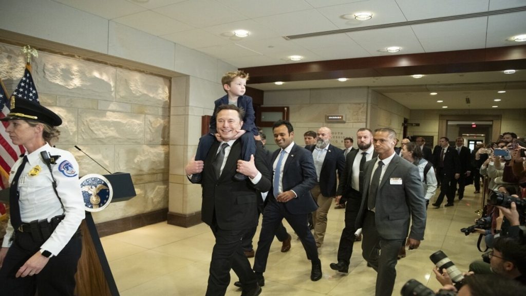 هل يقتحم عالم كرة القدم بثروته الطائلة؟.. عرض فريق “غريب” على إيلون ماسك للاستثمار فيه هل يقتحم عالم كرة القدم بثروته الطائلة؟.. عرض فريق "غريب" على إيلون ماسك للاستثمار فيه
