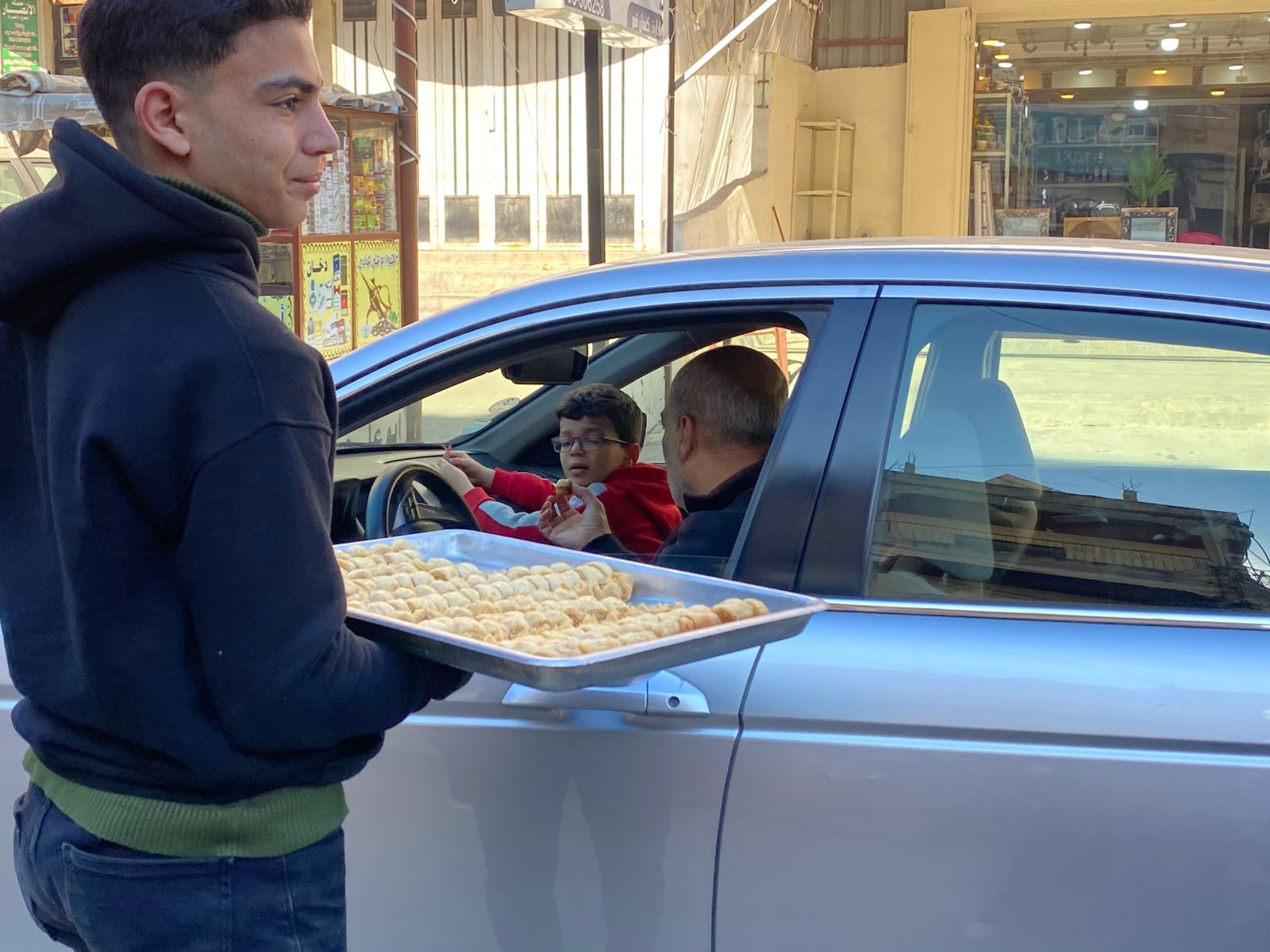 أهالي مخيم نهر البارد شمال لبنان يحتفلون بسريان وقف إطلاق النار في غزة