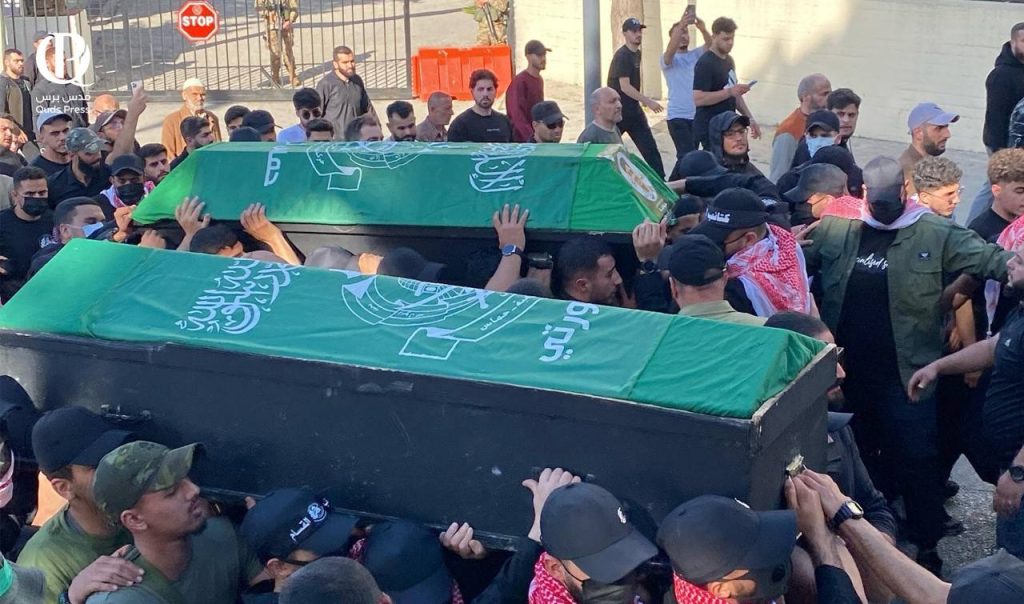 الالاف يشاركون في جنازة القائد “القسامي” حسن فرحات وأفراد من عائلته في صيدا الالاف يشاركون في جنازة القائد "القسامي" حسن فرحات وأفراد من عائلته في صيدا